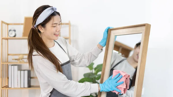 Schöne Hausfrau Putzt Und Wischt Den Spiegel Ihrer Garderobe Großreinigung — Stockfoto