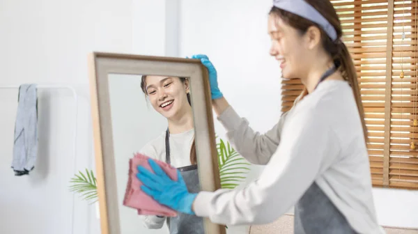 Bela Dona Casa Está Limpando Coisas Limpar Espelho Seu Camarim — Fotografia de Stock