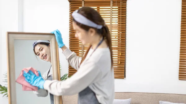 Домохозяйка Убирает Вещи Протирает Зеркало Своей Гардеробной Большая Уборка Домашняя — стоковое фото