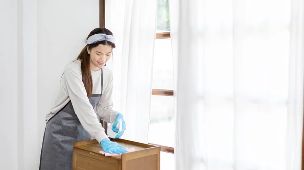 Hausfrau Putzt Sachen Und Aufbewahrungsschrank Oder Vitrine Wohnzimmer Großreinigung Hausarbeit — Stockfoto