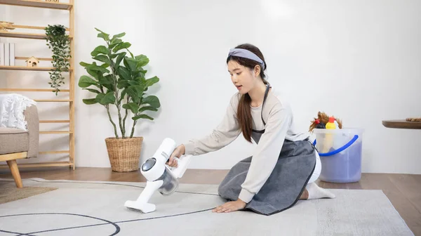 Hermosa Mujer Aspirando Suelo Almohada Sala Estar Gran Limpieza Casa — Foto de Stock