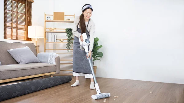 Schöne Frau Staubsaugt Boden Und Kissen Ihres Wohnzimmers Große Reinigung — Stockfoto