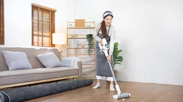 Hermosa Mujer Aspirando Suelo Almohada Sala Estar Gran Limpieza Casa —  Fotos de Stock