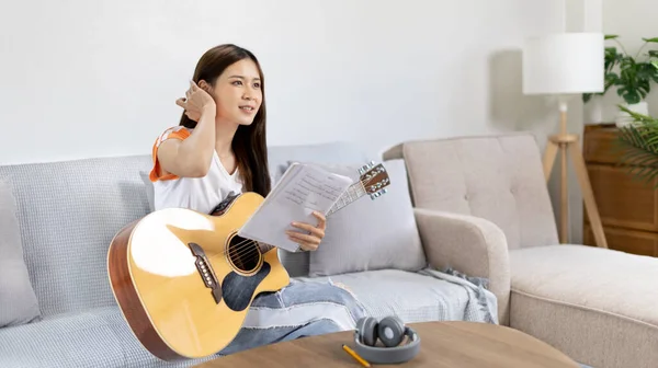 Женщина Практикуется Учится Играть Гитаре Практиковаться Помощью Пальцев Держать Гитарные — стоковое фото