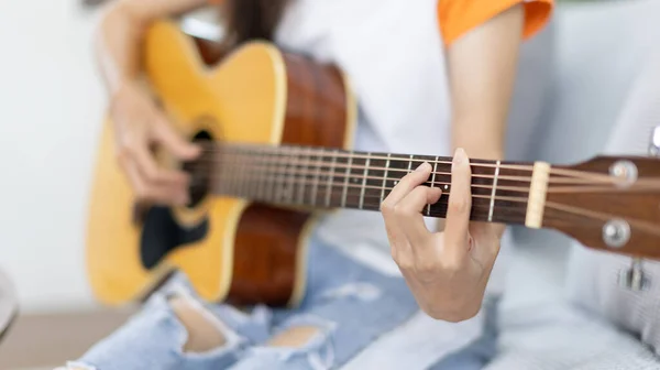 Закройте Пальцы Играя Гитарных Струнах Штрум Сделать Звук Акустическая Гитара — стоковое фото