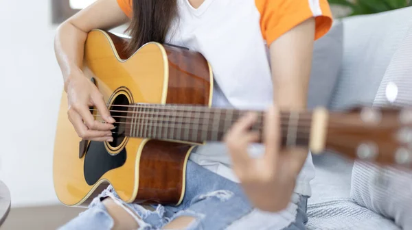Закройте Пальцы Играя Гитарных Струнах Штрум Сделать Звук Акустическая Гитара — стоковое фото