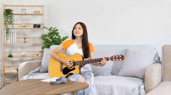 Азиатская Исполнительница Играющая Гитаре Счастливо Поющая Гостиной Релаксация Музыкальной Терапией — стоковое фото