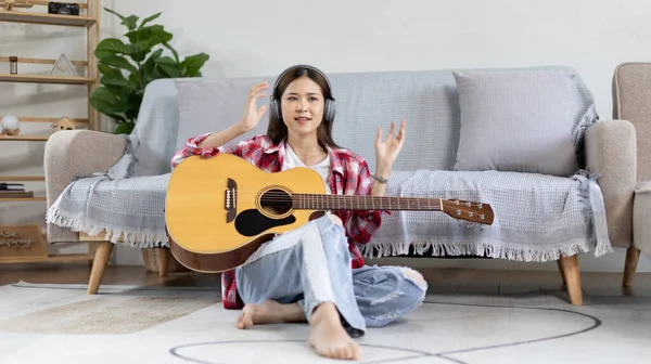 Азиатская Исполнительница Играющая Гитаре Счастливо Поющая Гостиной Релаксация Музыкальной Терапией — стоковое фото