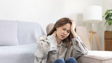 Hayatında ciddi sorunları olan stresli bir kadın, aile sorunları, iş baskısı, parasızlık, umutsuzluk, cesareti kırılmış ve derinden üzülmüş, panik ataklar..