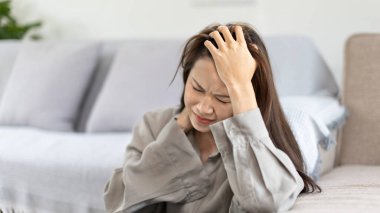 Hayatında ciddi sorunları olan stresli bir kadın, aile sorunları, iş baskısı, parasızlık, umutsuzluk, cesareti kırılmış ve derinden üzülmüş, panik ataklar..