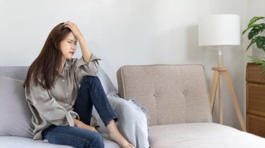 Hayatında ciddi sorunları olan stresli bir kadın, aile sorunları, iş baskısı, parasızlık, umutsuzluk, cesareti kırılmış ve derinden üzülmüş, panik ataklar..