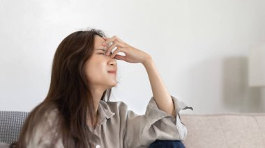 Hayatında ciddi sorunları olan stresli bir kadın, aile sorunları, iş baskısı, parasızlık, umutsuzluk, cesareti kırılmış ve derinden üzülmüş, panik ataklar..