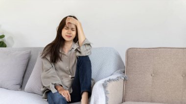 Hayatında ciddi sorunları olan stresli bir kadın, aile sorunları, iş baskısı, parasızlık, umutsuzluk, cesareti kırılmış ve derinden üzülmüş, panik ataklar..