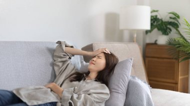 Hayatında ciddi sorunları olan stresli bir kadın, aile sorunları, iş baskısı, parasızlık, umutsuzluk, cesareti kırılmış ve derinden üzülmüş, panik ataklar..