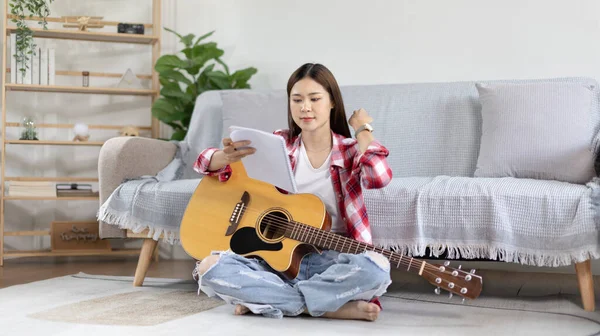 Азиатская Женщина Специализирующаяся Музыке Сочиняет Тексты Мелодии Открытия Нового Сингла — стоковое фото