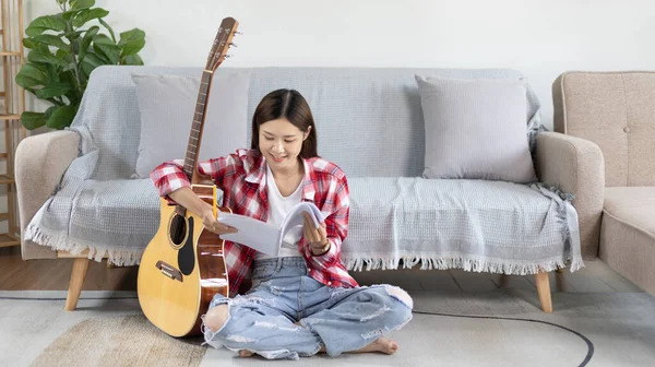 Азиатская Женщина Специализирующаяся Музыке Сочиняет Тексты Мелодии Открытия Нового Сингла — стоковое фото