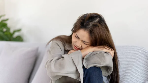 Gestresste Vrouw Houdt Haar Slapen Met Ernstige Problemen Haar Leven — Stockfoto