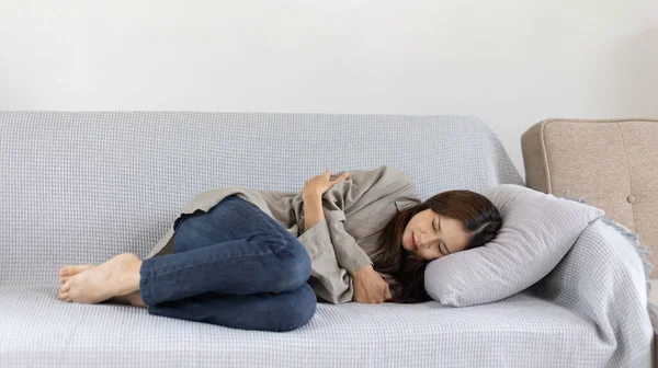 女人躺在沙发上 严重的疾病 喉咙酸痛 不关心自己的身体健康 不锻炼身体 会导致免疫系统低下 — 图库照片