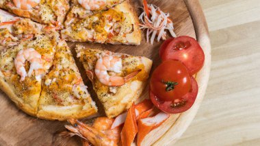 Ev yapımı deniz ürünleri pizzası, öğle veya akşam yemeğinde büyük dilimlenmiş sıcak pizza deniz ürünleri sosu, lezzetli bir şablon, restoran veya pizza satışı için promosyon posteri, kısa mesaj alanı..