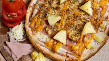 Ev yapımı jambonlu ve peynirli pizza, öğle yemeği için büyük dilimli sıcak pizza ya da üstünde Double Cheese olan akşam yemeği, lezzetli bir şablon, restoran ya da pizza satışı için promosyon posteri, Text space.