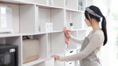 Ev hanımları eşyaları, masaları, sandalyeleri, vitrinleri ve camları silmek için havlu kullanırlar, büyük temizlik, ev işi, günlük rutin, mikropları, kirleri ve derin lekeleri siler, hafta sonları temizlik yapar.