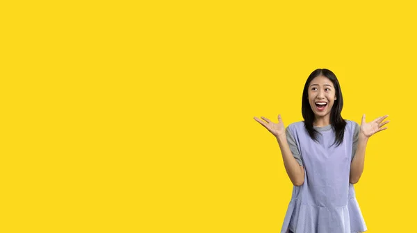 Asian Woman Acting Shocked Surprised Isolated White Background Looking Camera — Stockfoto