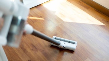 Kadın oturma odasının yerlerini süpürüyor, evi temizliyor, mikropları, kirleri ve derin lekeleri temizliyor, ev hanımı temizlik yapıyor, evini temiz tutuyor, ev temizliği yapıyor..