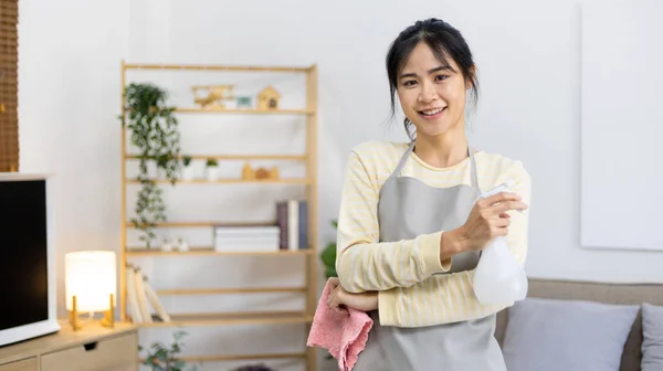 Asian Housewife Wearing Apron Holding Rag Cleaning Spray Prepares Big — Stockfoto