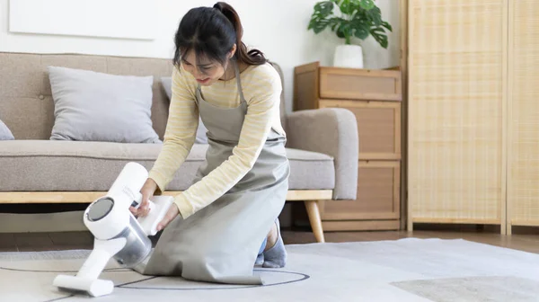 Beautiful Woman Vacuuming Floor Carpet Her Living Room Big Cleaning — Stockfoto
