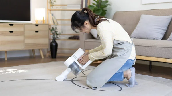 Beautiful Woman Vacuuming Floor Carpet Her Living Room Big Cleaning — Stockfoto