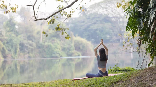Asian Woman Doing Yoga Nature Forest Meditation Breathing Exercises Treat — Stock Photo, Image