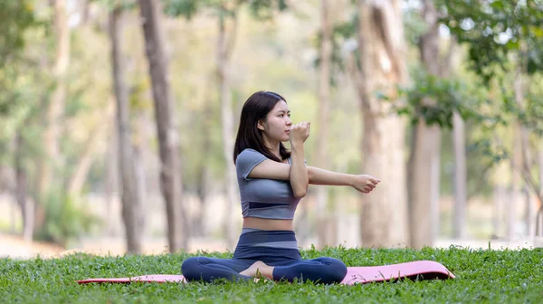 Donna Asiatica Che Yoga Nella Natura Nella Foresta Meditazione Esercizi — Foto Stock