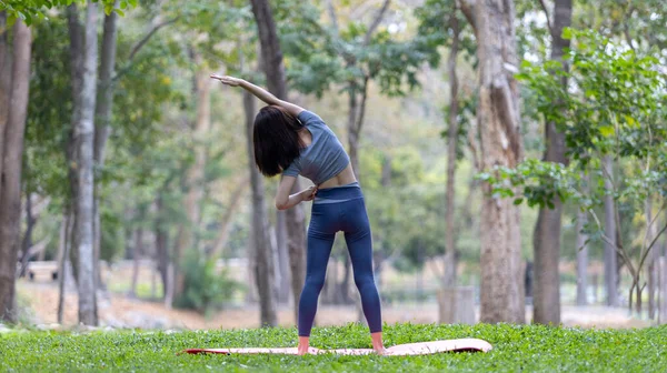 Asiatisk Kvinna Som Gör Yoga Naturen Skogen Meditation Och Andningsövningar — Stockfoto