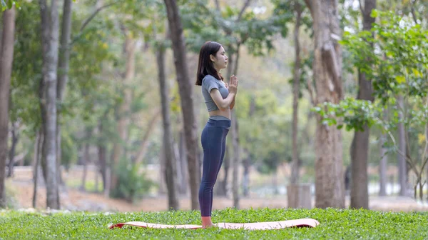 Азійська Жінка Займається Йогою Лісі Медитацією Вправами Дихання Лікує Рзурп — стокове фото