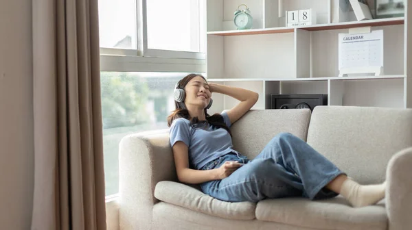 Mujer Feliz Escuchando Música Sofá Favorito Sala Estar Tiempo Relajación — Foto de Stock