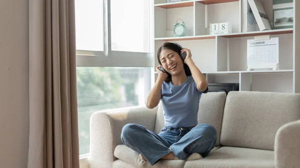 Jonge Aziatische Vrouw Gelukkig Luisteren Naar Muziek Door Middel Van — Stockfoto