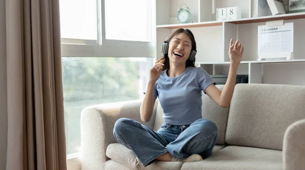 Mujer Asiática Joven Feliz Escuchando Música Través Auriculares Mujer Estaba — Foto de Stock