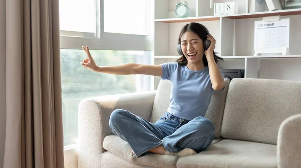 Jovem Mulher Asiática Feliz Ouvindo Música Através Fones Ouvido Mulher — Fotografia de Stock