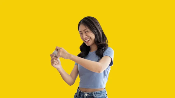Asiatin Die Spiele Auf Dem Handy Spielt Und Kopfhörer Trägt — Stockfoto