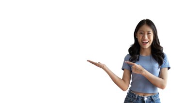 Bir ilan vermek için avuç içine hayali bir şey koyan Asyalı kadın, telif alanını gösteriyor, beyaz arka planda bir şey sunmak için elini gösteriyor..