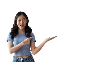 Bir ilan vermek için avuç içine hayali bir şey koyan Asyalı kadın, telif alanını gösteriyor, beyaz arka planda bir şey sunmak için elini gösteriyor..