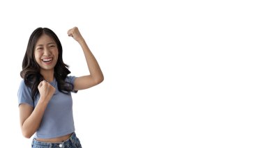 Asyalı kadın şok olmuş ya da şaşırmış gibi davranıyor, beyaz arka planda izole edilmiş, kameraya bakıyor, heyecan ve şok duygularına göre hareket ediyor, beyaz arkaplan, boşluğu kopyala..