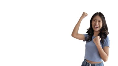 Asyalı kadın şok olmuş ya da şaşırmış gibi davranıyor, beyaz arka planda izole edilmiş, kameraya bakıyor, heyecan ve şok duygularına göre hareket ediyor, beyaz arkaplan, boşluğu kopyala..