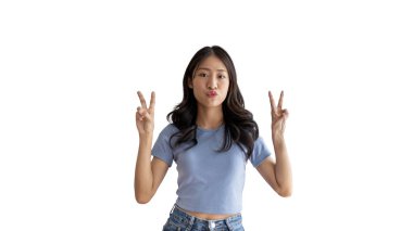 Genç Asyalı kadın iki baş parmak hareketi yapıyor neşe ve eğlence simgesi, iyi dostluk, popüler fotoğraf pozları, V şeklinde bir parmak, beyaz arka plan..