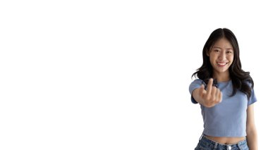 Kadınlar onları ilgi göstermeleri için çağırıyor ya da davet ediyor, bana tıklamayı ya da benimle başvurmayı öneriyor, yardım ve kabullenme veriyor, tek parmakla arıyor, gel ve beni al, beyaz arka plandaki kadın..