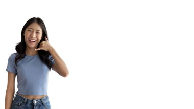 Çağrı kodu, beyaz arka planda arama yapmaya davet eden zeki Asyalı genç bir kadın, beyaz arka planda izole edilmiş, üyelik başvurusunda bulunmayı ya da davet etmeyi öneriyor.