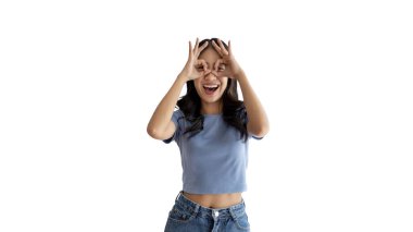 Beyaz arkaplan üzerindeki genç Asyalı kadın elleriyle imza atıyor, tamam sembol, hoş geldiniz, katılın, talimatlara uyun, emirlere uyun, tüm koşulları kabul edin.