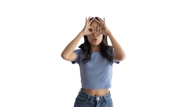 Beyaz arkaplan üzerindeki genç Asyalı kadın elleriyle imza atıyor, tamam sembol, hoş geldiniz, katılın, talimatlara uyun, emirlere uyun, tüm koşulları kabul edin.