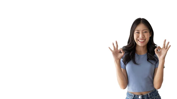 Młoda Azjatycka Kobieta Białym Tle Robi Znak Rękami Symbol Witamy — Zdjęcie stockowe