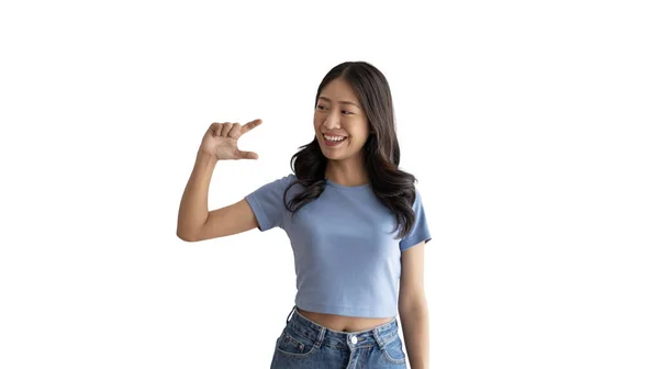 ヤシの上に想像上のコピースペースを保持しているアジアの女性は 広告を挿入します コピースペースを示す 白い背景に何かを提示するために彼女の手を示す — ストック写真